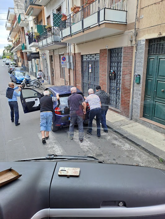 naši mladíci museli odtlačit špatně zaparkované auto